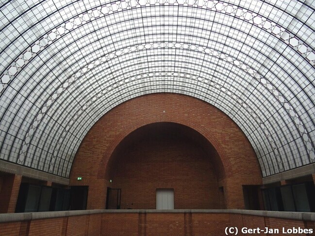 Hal met glaskap, vanaf de omloop eerste verdieping
              <br/>
              Gert-Jan Lobbes, 2018